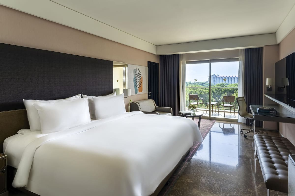 Deluxe Family Room | 1 bedroom, premium bedding, minibar, in-room safe