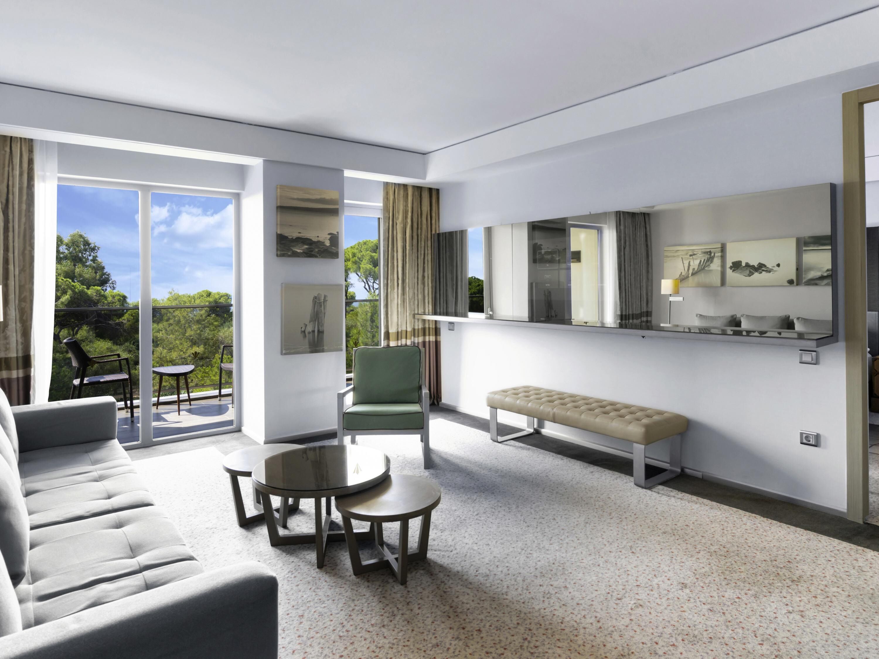 deluxe suite, 1 king bed, sea view | 1 bedroom, premium bedding, minibar, in-room safe