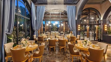 6 restaurants; breakfast, lunch, dinner and brunch served