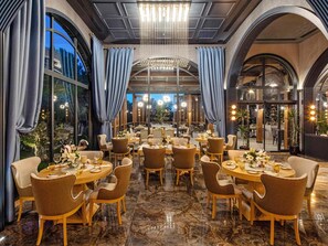 6 restaurants; breakfast, lunch, dinner, and brunch served