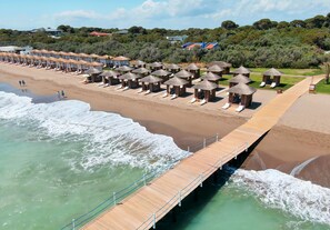 Playa privada, sillas reclinables de playa, sombrillas, toallas de playa