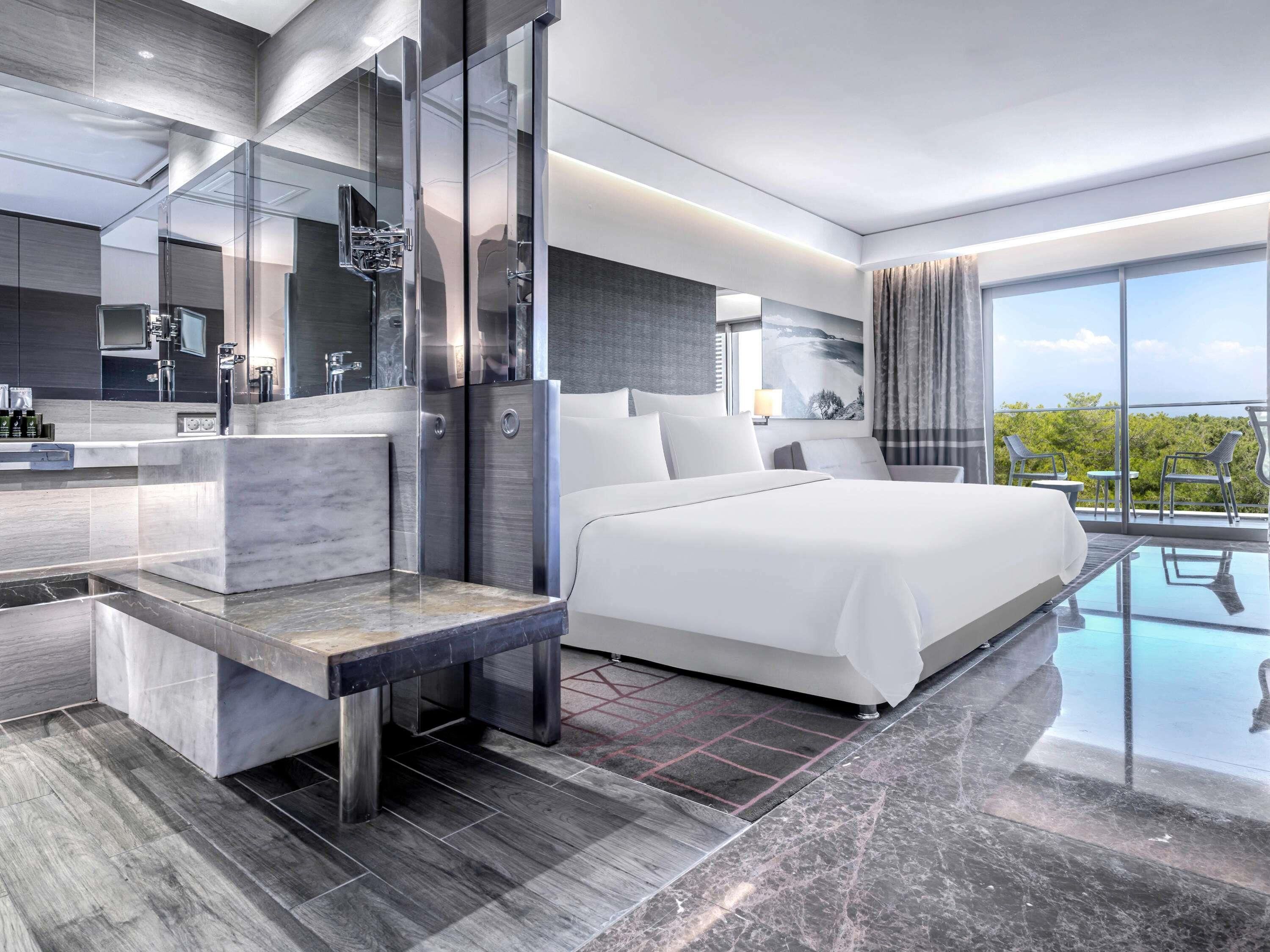 Deluxe kamer, 1 kingsize bed | Luxe beddengoed, een minibar, een kluis op de kamer, een bureau