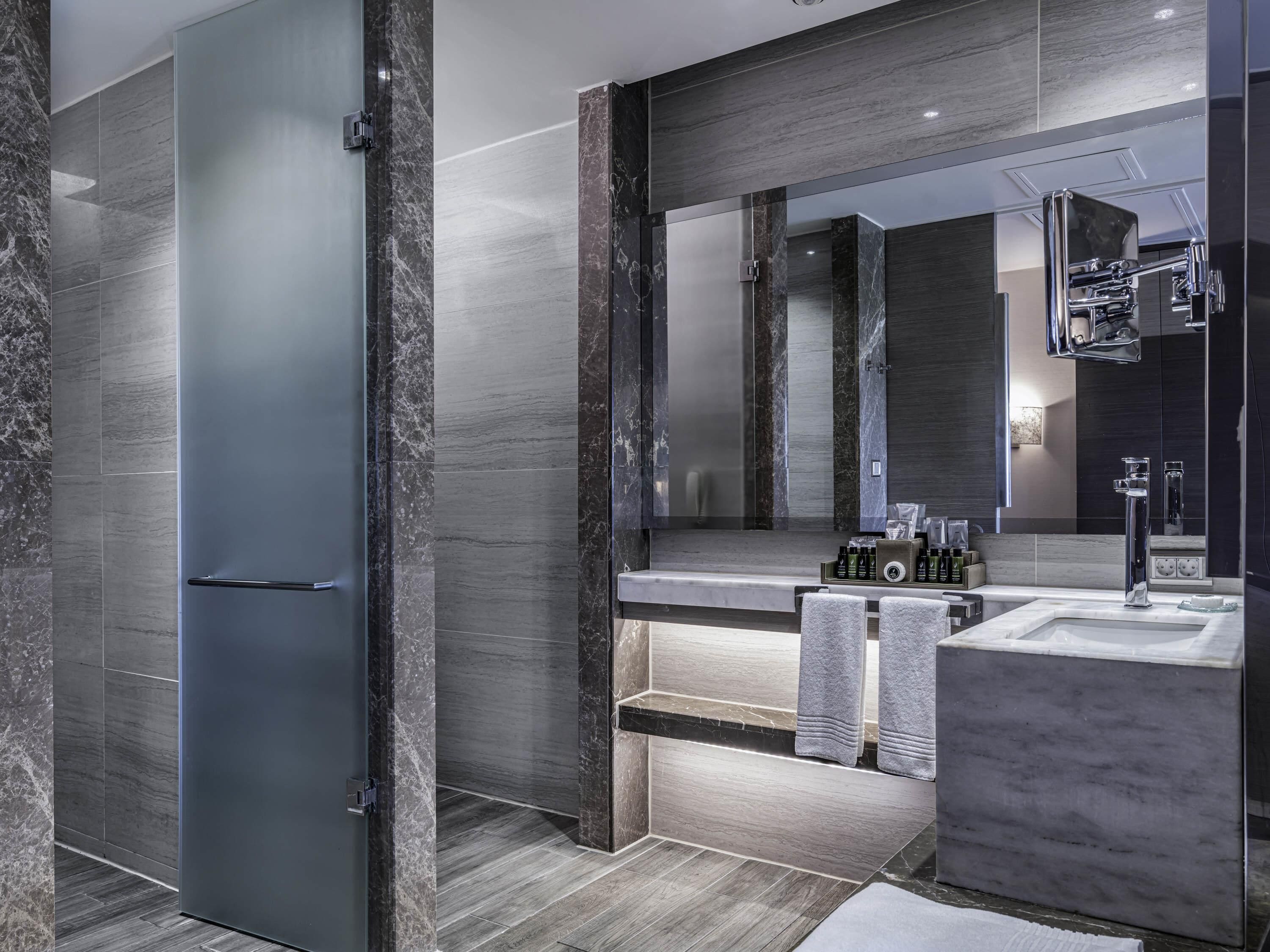 高級寝具、ミニバー、セーフティボックス (室内)、デスク