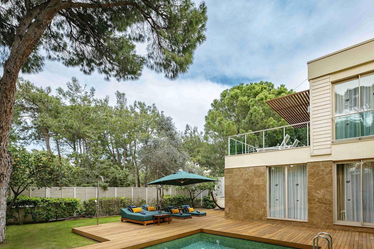 Villa, 1 King Bed (Privé) | Premium bedding, minibar, in-room safe, desk