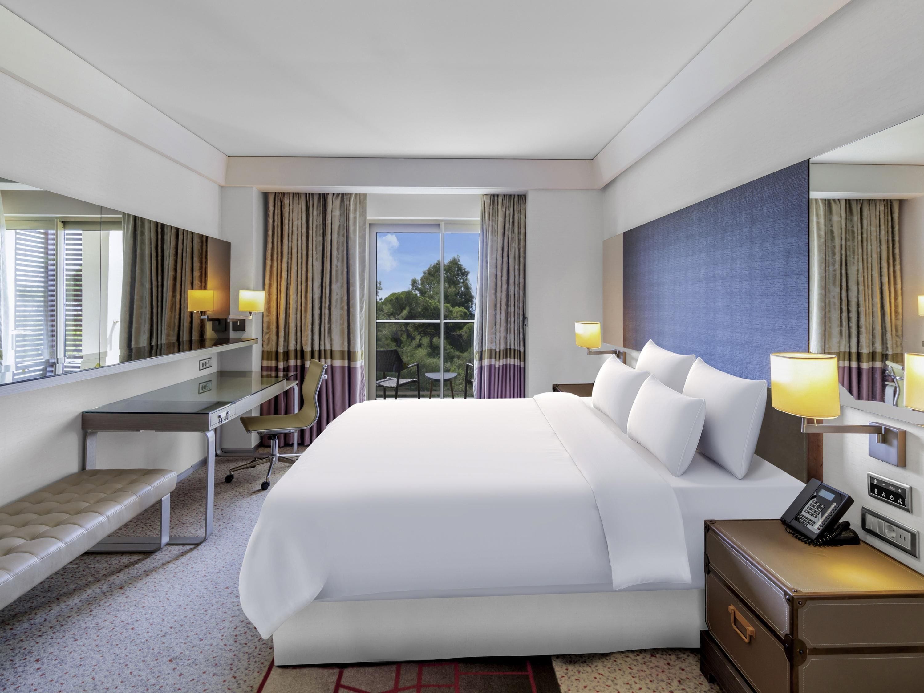 Deluxe suite, 1 kingsize bed, uitzicht op zee | Luxe beddengoed, een minibar, een kluis op de kamer, een bureau