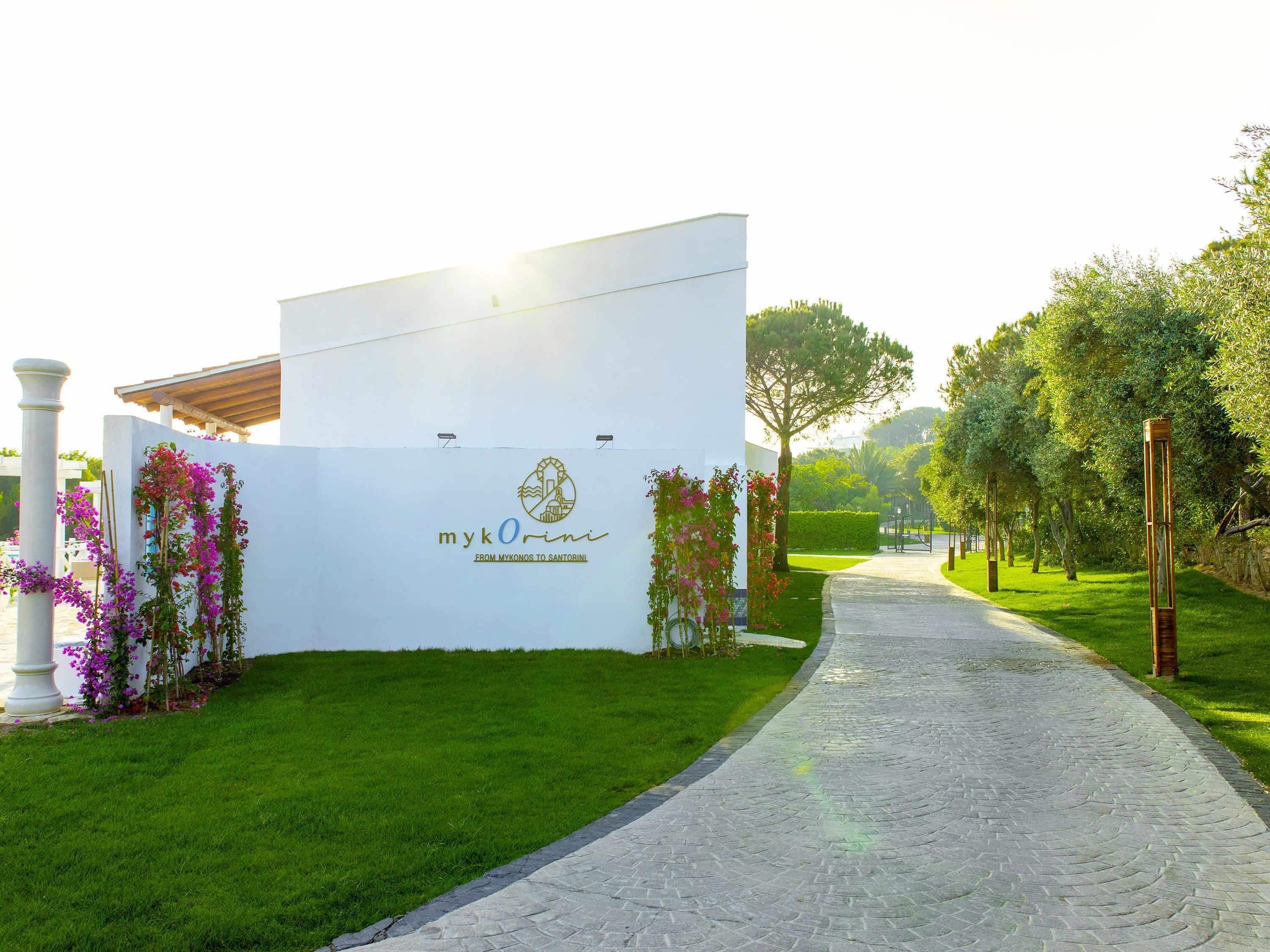 5 restaurants, breakfast, lunch, dinner served; international cuisine