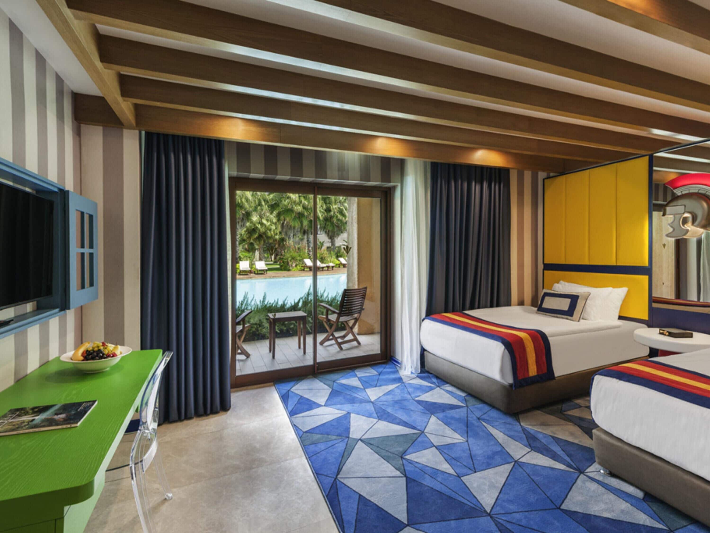Suite, 1 King Bed (Legendary - Swim Up) | Premium bedding, minibar, in-room safe, desk