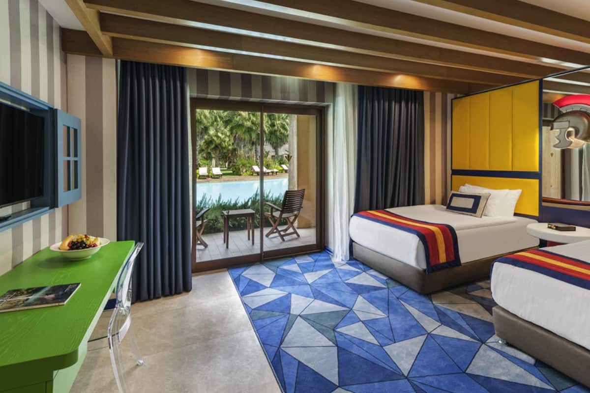 Suite, 1 King Bed (Legendary - Swim Up) | Premium bedding, minibar, in-room safe, desk