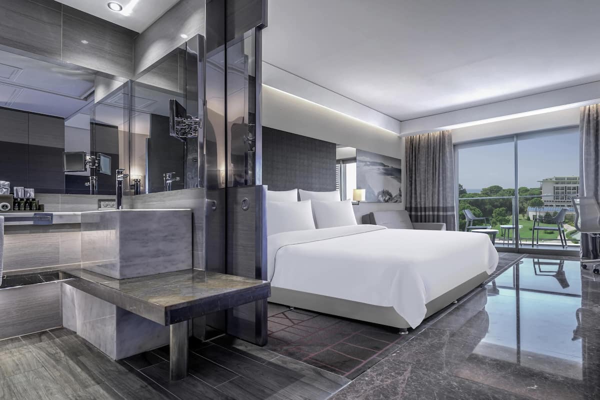 Luxe beddengoed, een minibar, een kluis op de kamer, een bureau