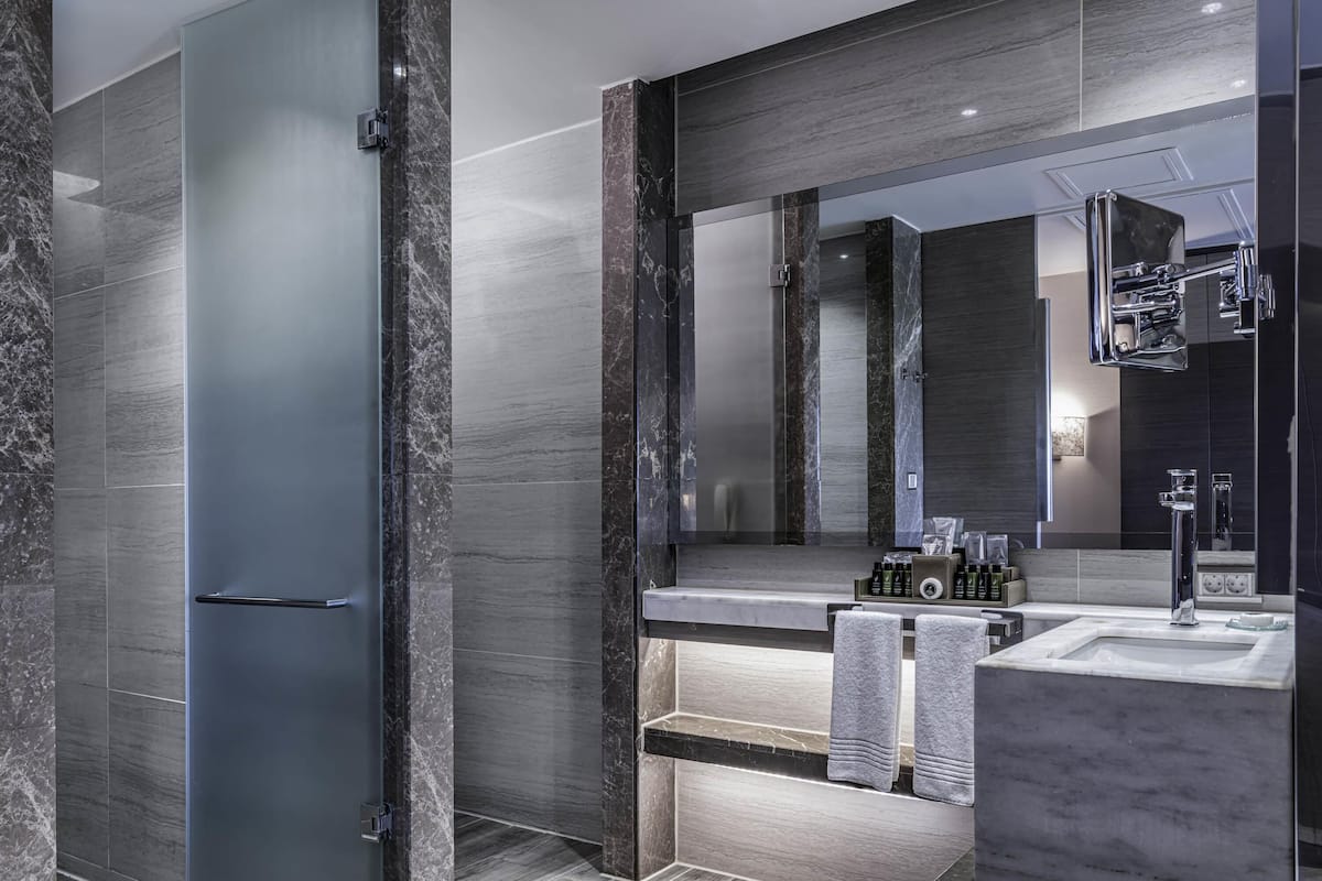 1 bedroom, premium bedding, minibar, in-room safe