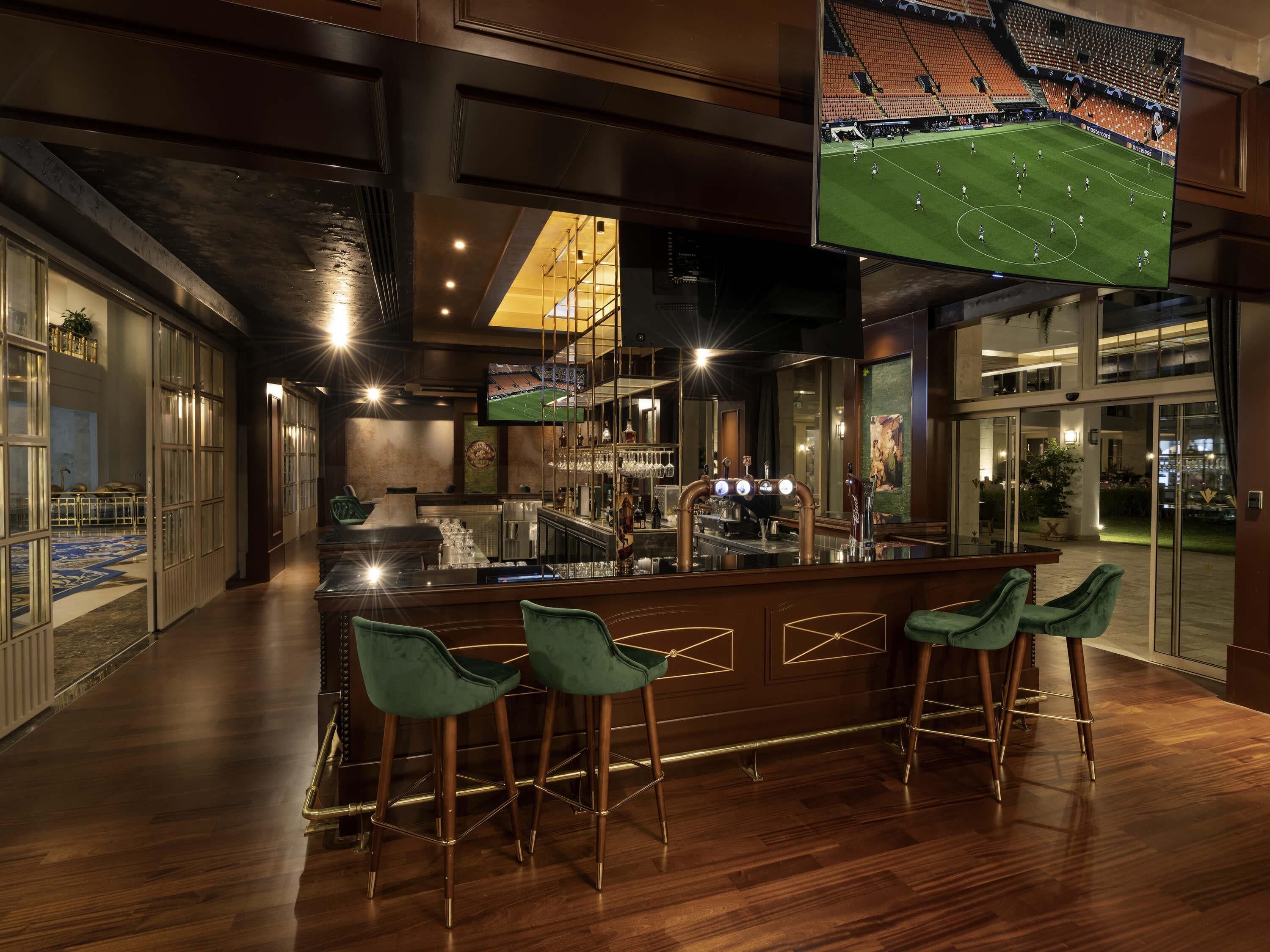 8 bars/lounges, swim-up bar, poolside bar