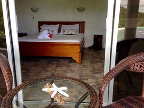 In-room safe, desk, soundproofing, bed sheets - Lazare Picault Hotel (Mahé Island)