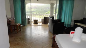 Superior Room, 1 Bedroom, Ocean View | Living room