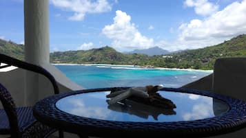 Honeymoon Suite, 1 Bedroom | In-room safe, desk, soundproofing, bed sheets