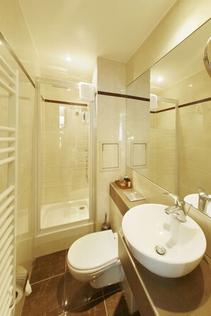 Ensemble douche/baignoire, articles de toilette gratuits, sèche-cheveux