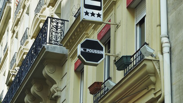 Un letrero de hotel con la palabra 'HOTEL' y 'CANAL SAT' en la fachada de un edificio.