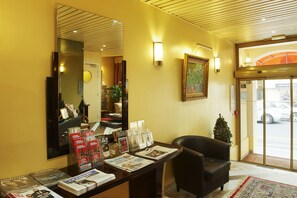 Interior entrance - Hôtel Poussin (Paris)