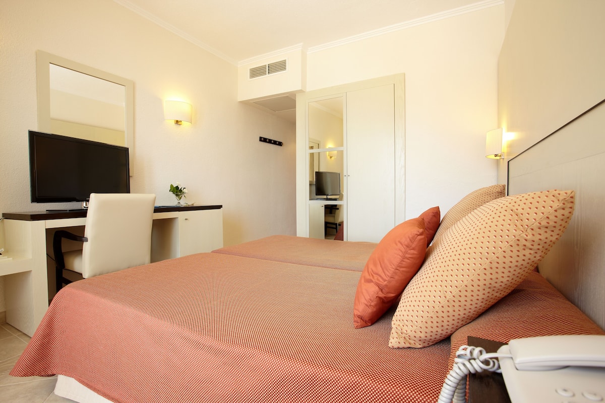 Minibar, desk, free cribs/infant beds, free WiFi