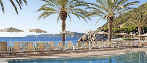 Piscine extérieure, parasols de plage, chaises longues