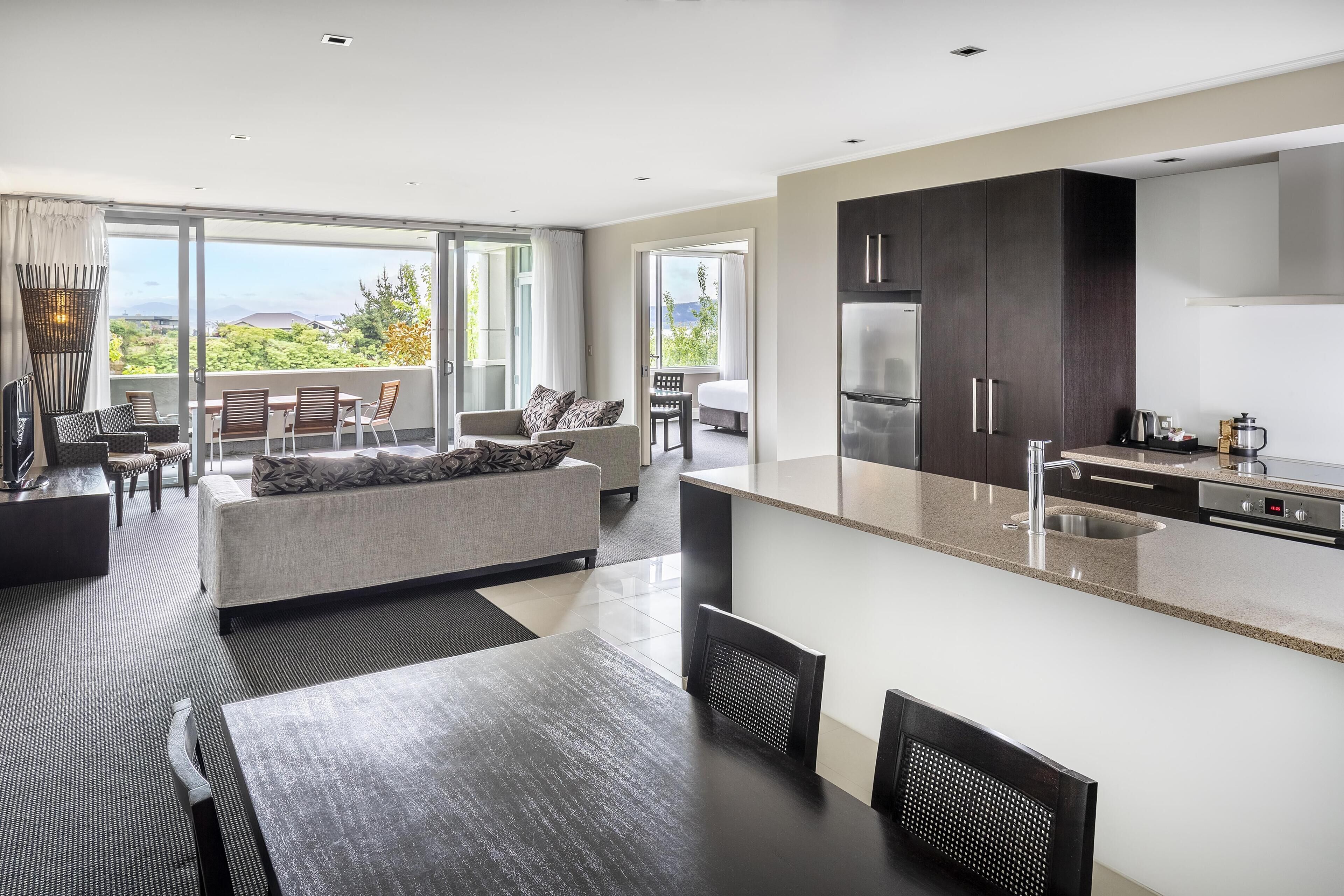 Un appartamento moderno con cucina, zona pranzo e un balcone con vista.