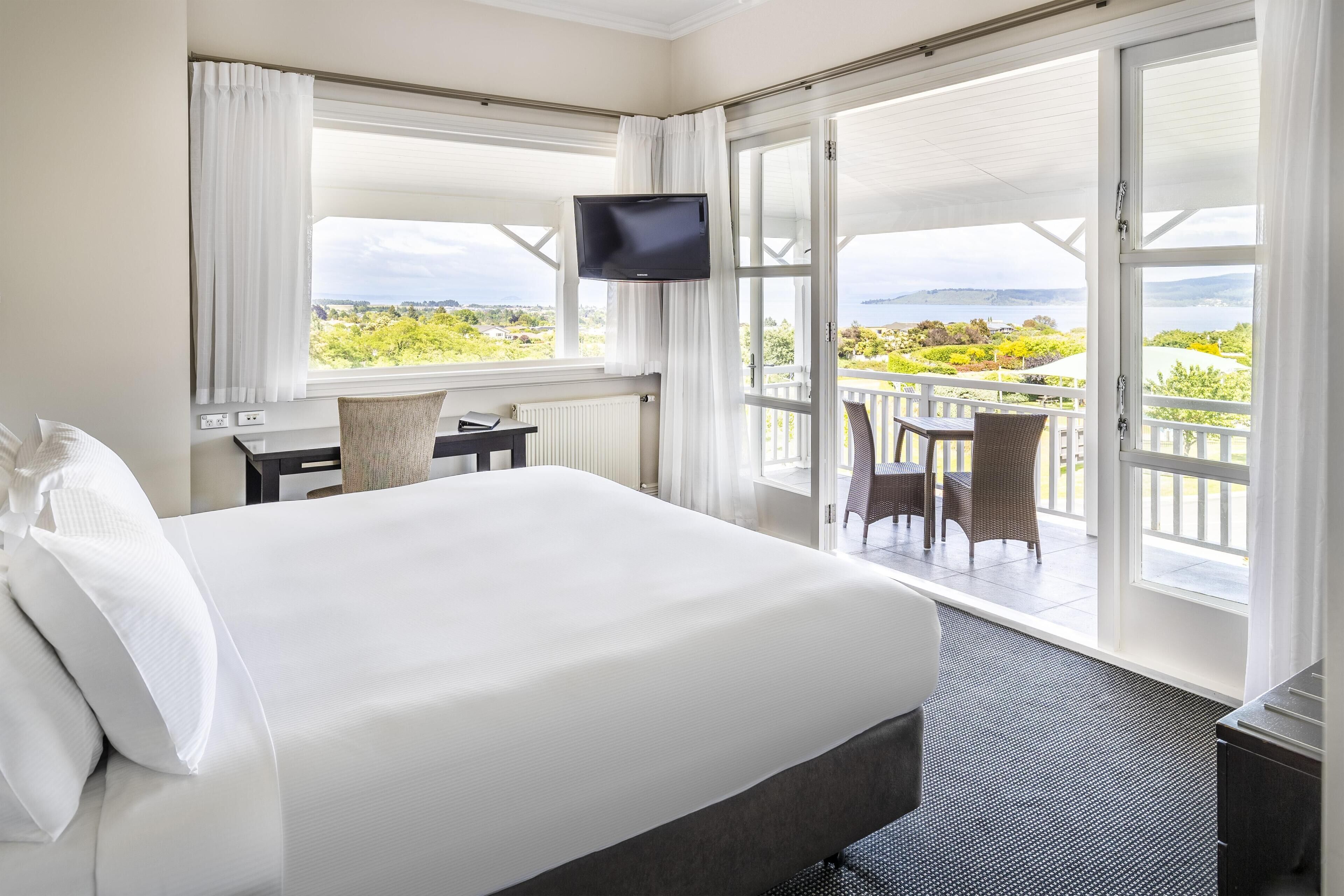 Deluxe Room, 1 King Bed | Bathroom