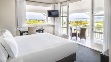 Deluxe Room, 1 King Bed | Bathroom