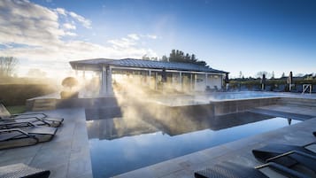 Una piscina al aire libre, una piscina climatizada