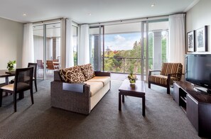 Suite – junior, 1 kingsize-seng | Safe på rommet, blendingsgardiner, lydisolert og strykejern/-brett