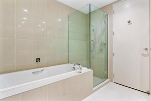 Quarto, 1 cama King | Banheiro | Produtos de toalete de grife, secador de cabelo, roupões de banho 