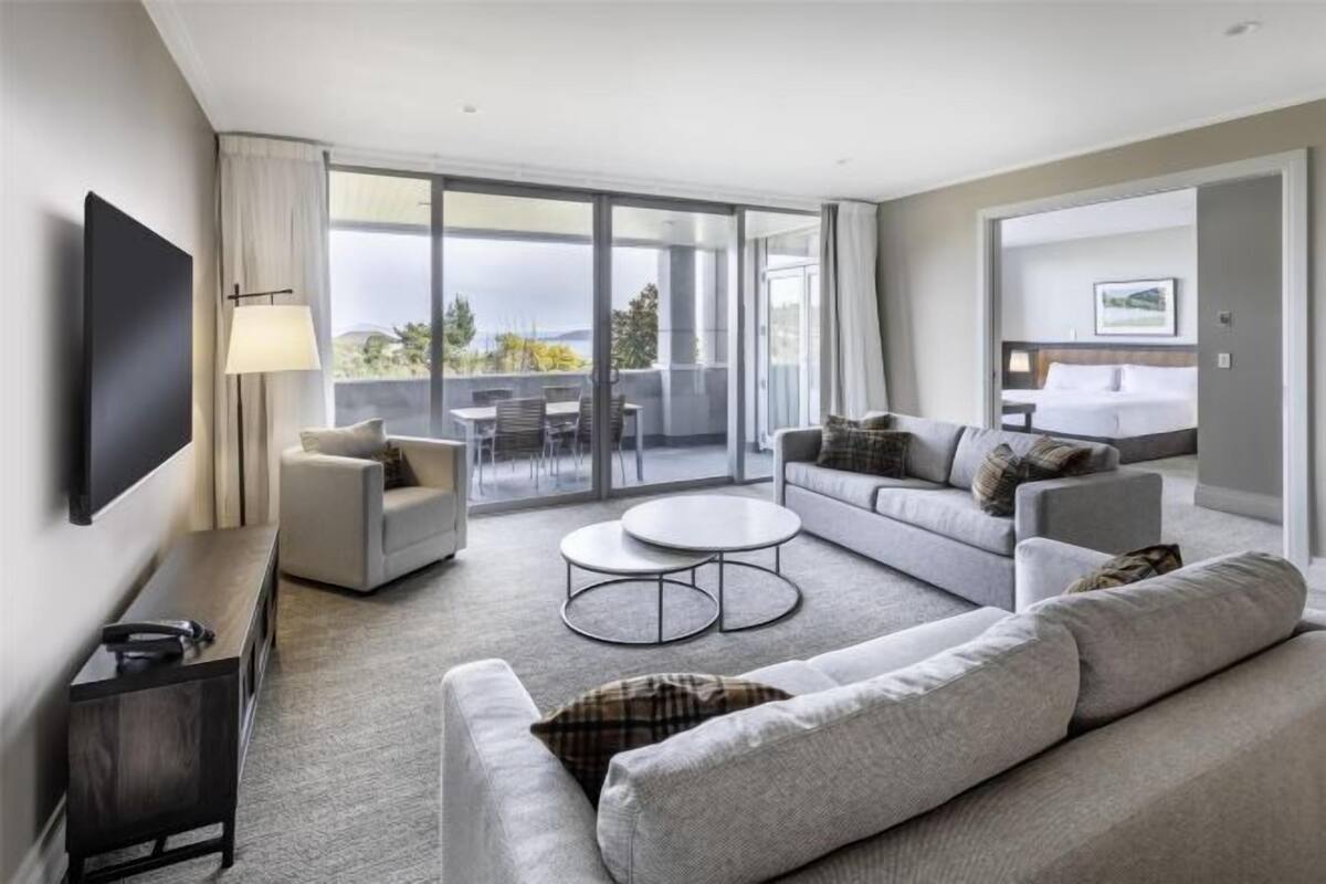 Area soggiorno | TV LCD 32 pollici con canali via cavo, TV