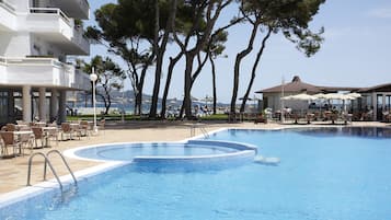 Piscine couverte, piscine extérieure, parasols de plage, chaises longues