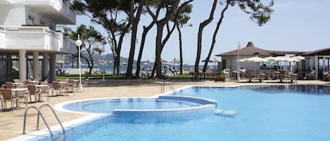 Piscine couverte, piscine extérieure, parasols de plage, chaises longues