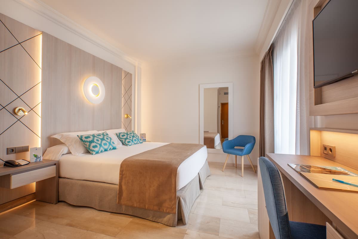 Single Room, Balcony | 1 bedroom, minibar, desk, free cribs/infant beds