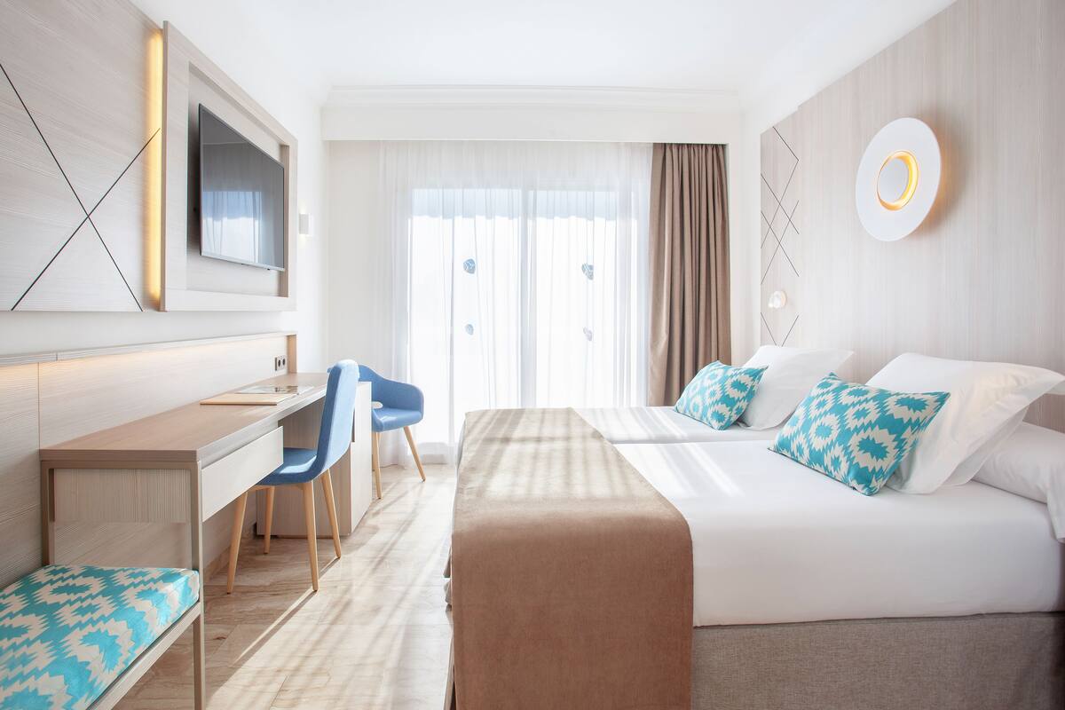 Minibar, bàn, nôi (giường cho trẻ sơ sinh) miễn phí 