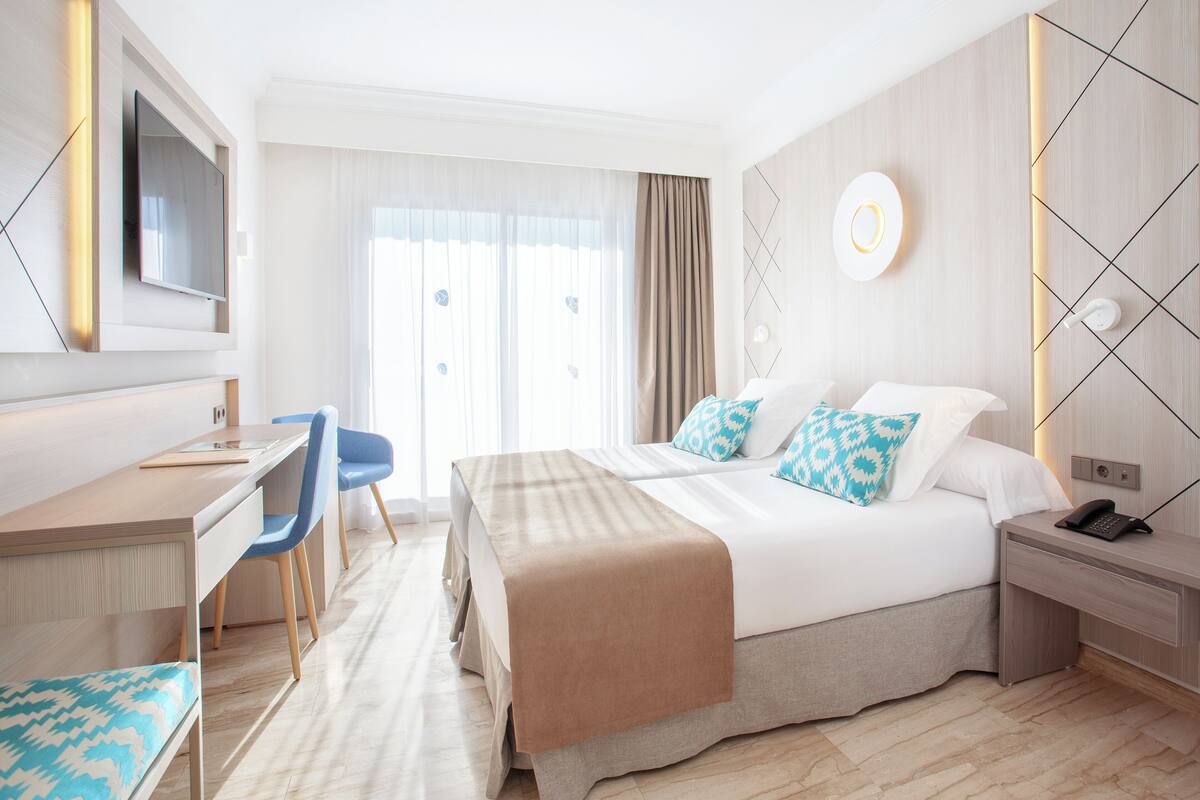 Phòng đôi, ban công, quang cảnh một góc biển | Minibar, bàn, nôi (giường cho trẻ sơ sinh) miễn phí 