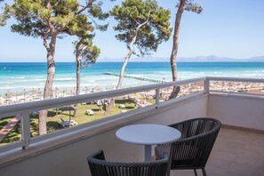 デラックス ルーム バルコニー パーシャル オーシャン ビュー (With Living Room) | バスルーム | シャワー、ヘアドライヤー、タオル