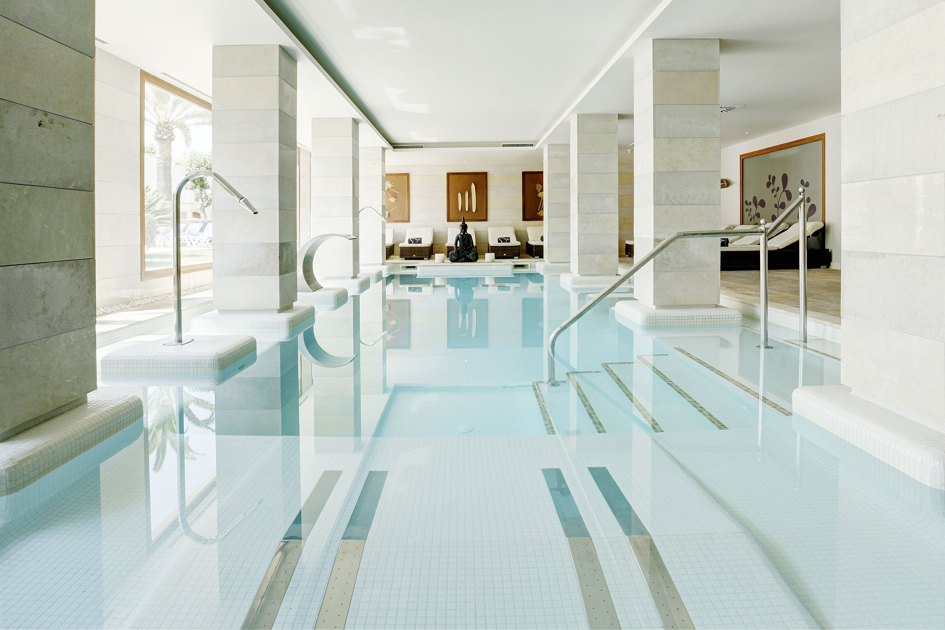 室内游泳池，室外游泳池，池畔遮阳伞，日光浴躺椅