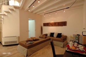 Double Room Attic | Premium bedding, down comforters, pillowtop beds, minibar - Ucciardhome Grand (Palermo)