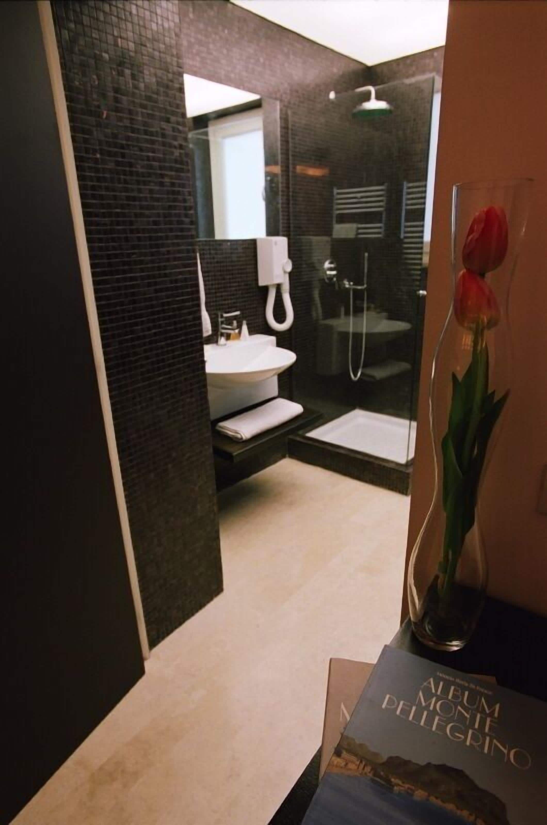 Photo - Ucciardhome Hotel