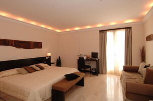 Kaliteli yatak takımı, kuştüyü yorgan, yastık yüzeyli yatak, minibar 