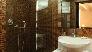 Kamar Double atau Twin Deluks | Kamar mandi | Kombinasi shower/bathtub dan perlengkapan mandi gratis