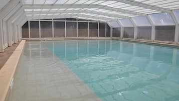 Piscina stagionale all'aperto, ombrelloni da piscina, lettini