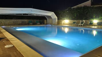 Außenpool (je nach Saison geöffnet), Sonnenschirme, Liegestühle