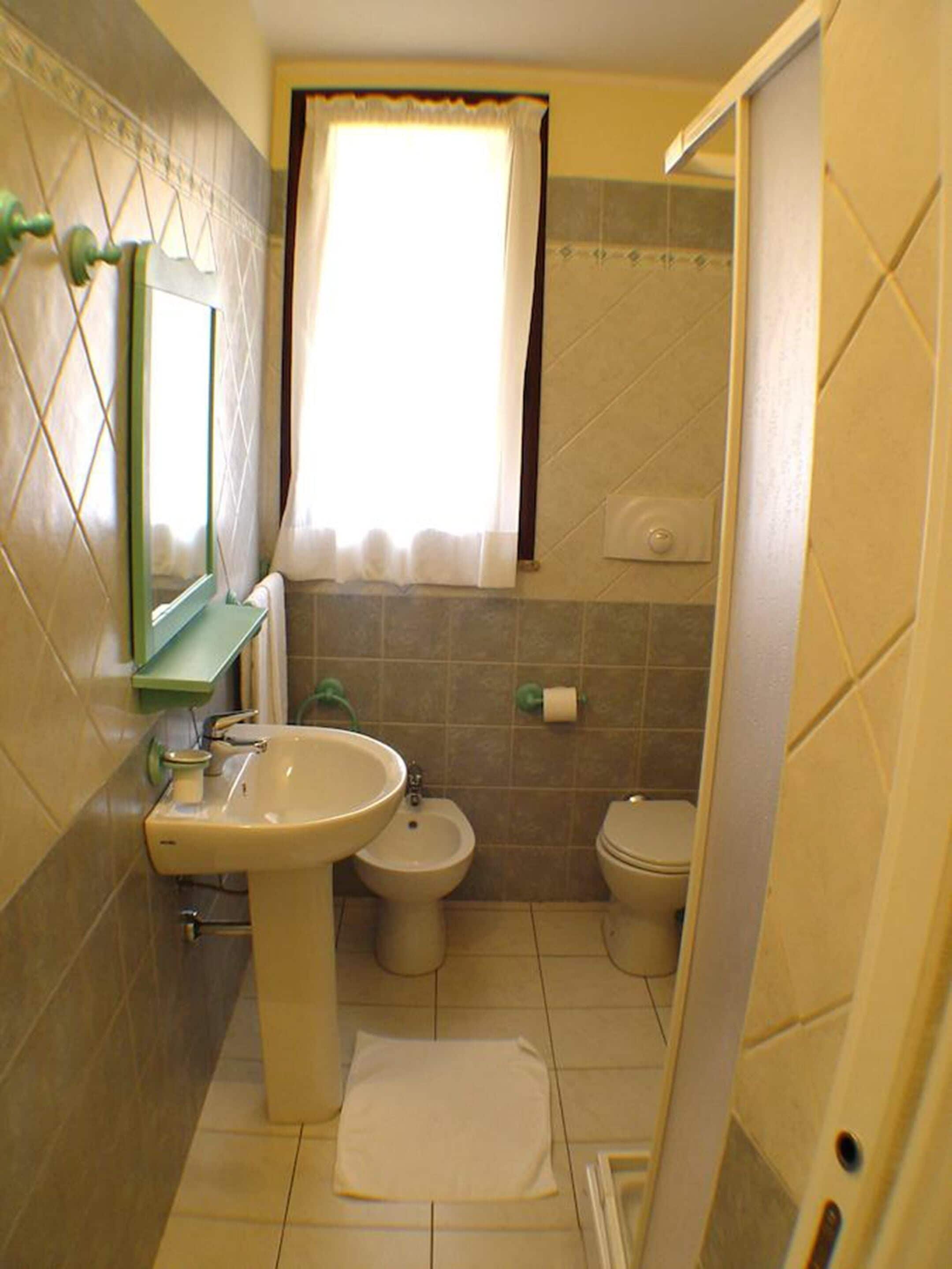 suite (for six people) | bathroom | shower, free toiletries, hair dryer, bidet