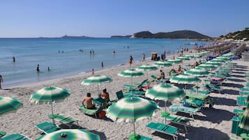 Privat strand i närheten, solstolar, parasoller och strandhanddukar