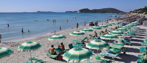 Privat strand i nærheten, solsenger, parasoller og strandhåndklær