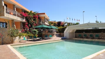 Außenpool (je nach Saison geöffnet), Sonnenschirme, Liegestühle