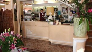 Bar (trong khuôn viên)