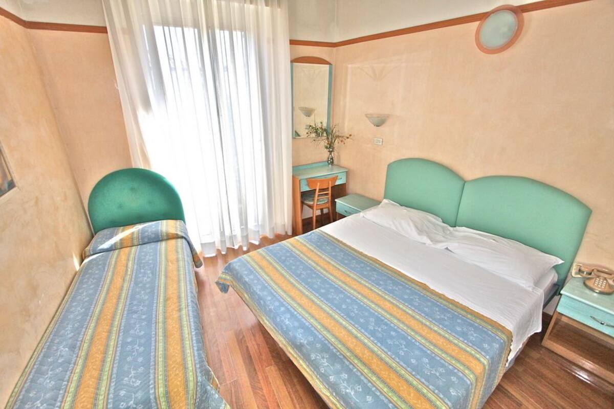 Habitación cuádruple | Escritorio, cortinas blackout, insonorización y cunas