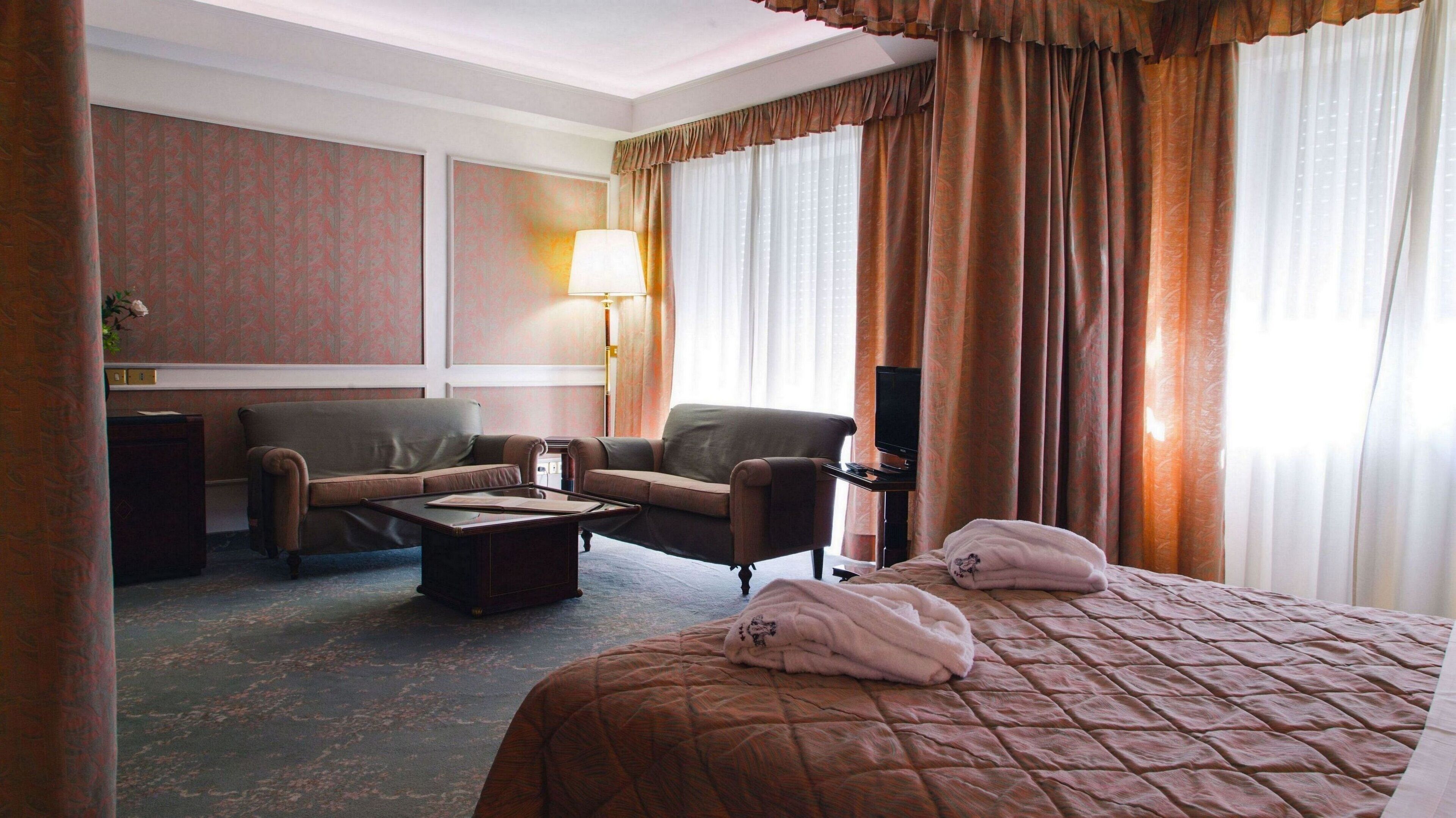 Minibar, safe på rommet, individuelt innredet og skrivebord